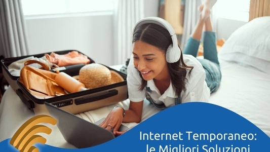 ragazza al pc in vacanza