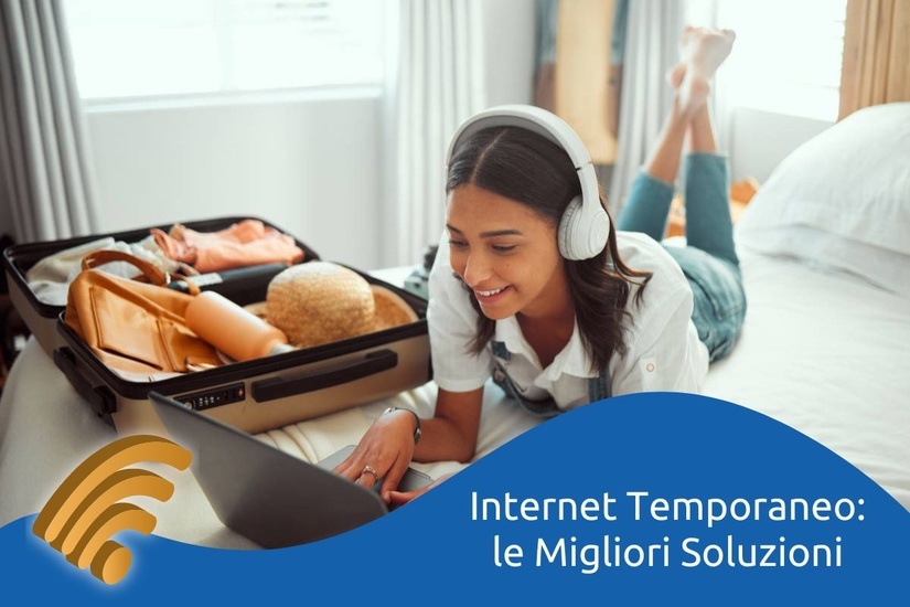 ragazza al pc in vacanza